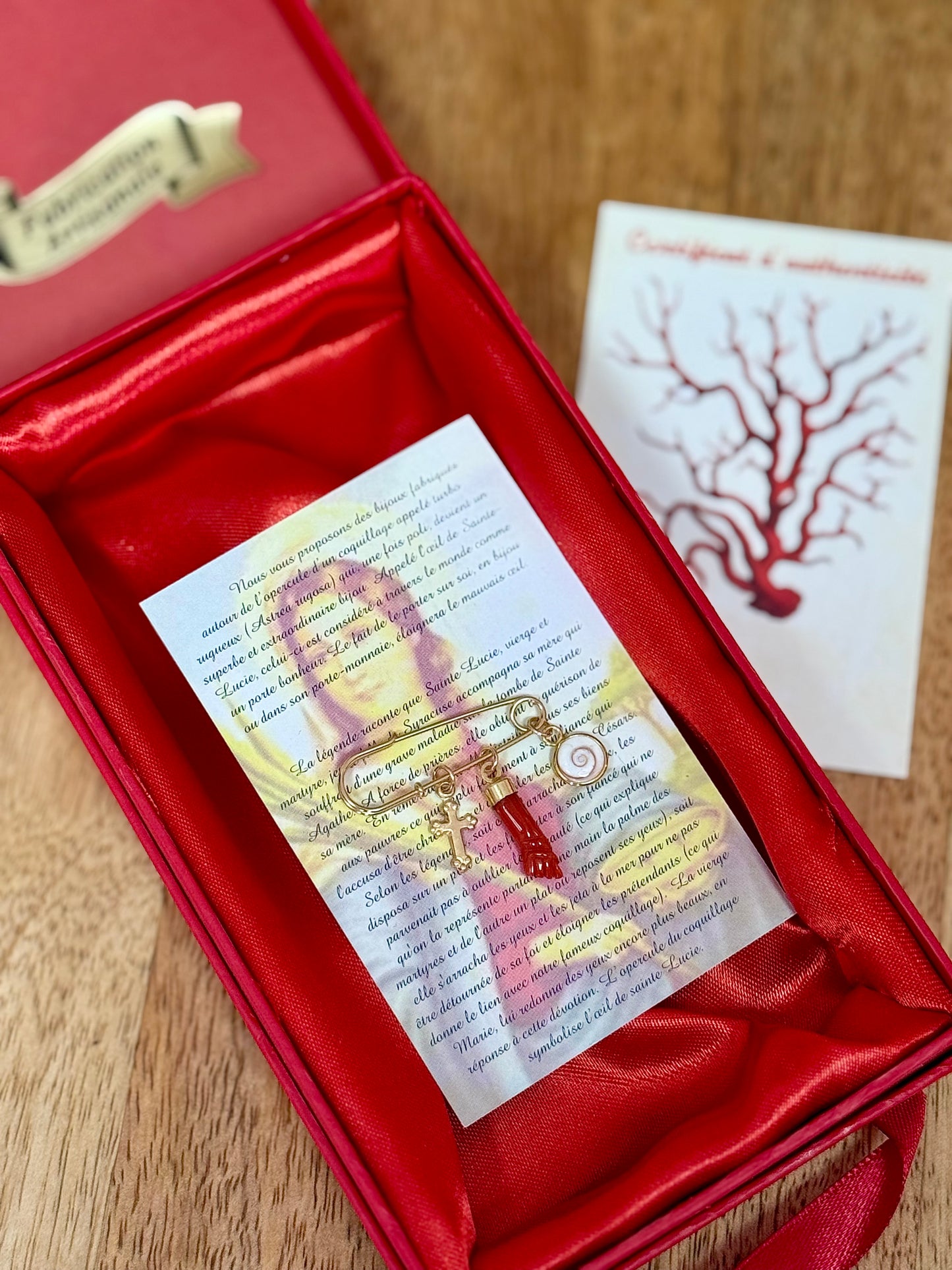 Broche « Protection » Corail Corse et Œil de St Lucie, or 14K