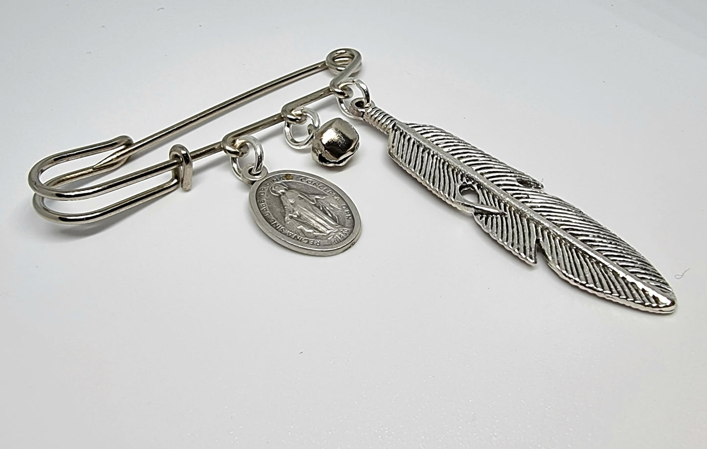 Broche porte-bonheur argenté