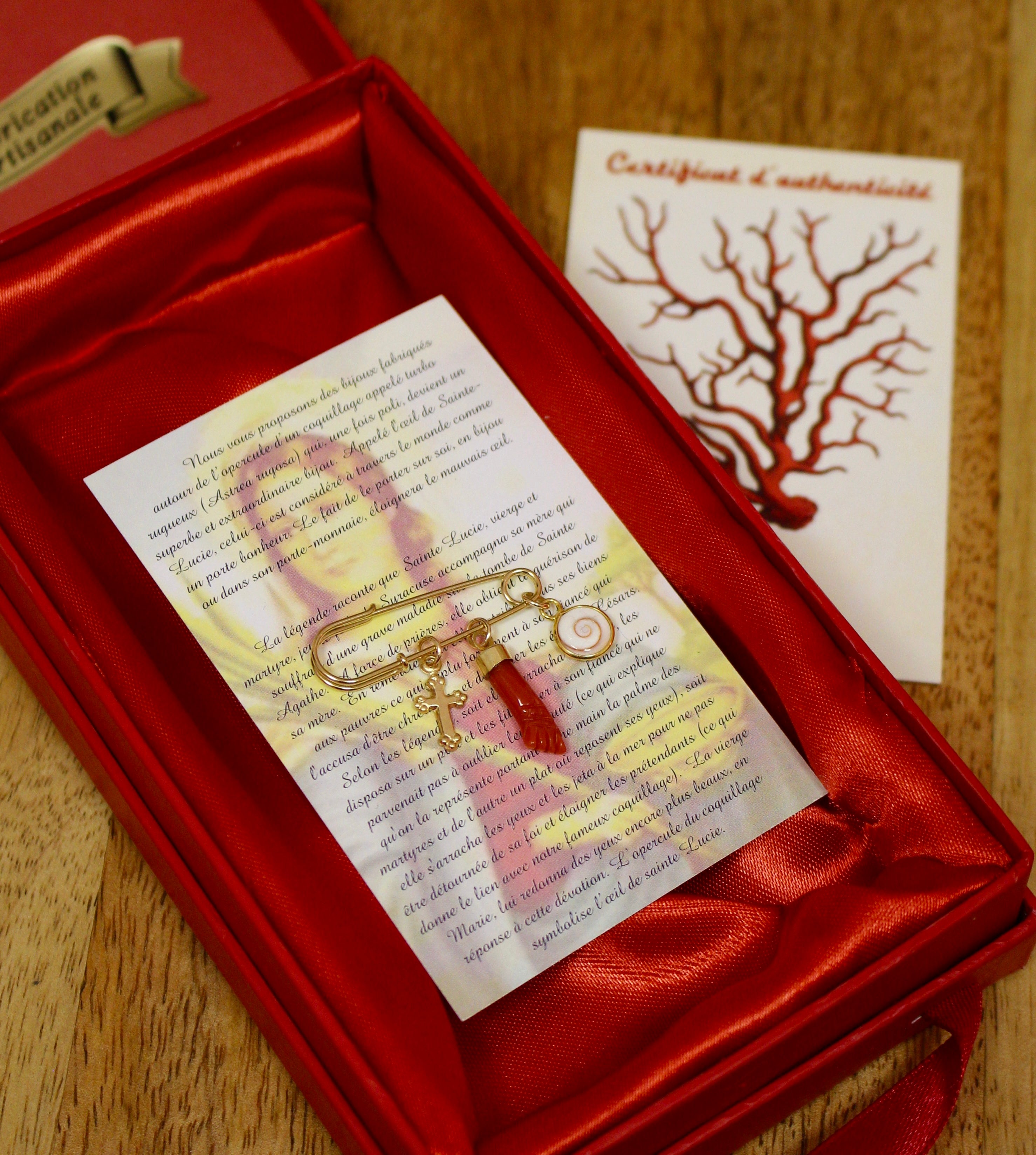 Broche « Protection » Corail Corse et Œil de St Lucie, or 14K