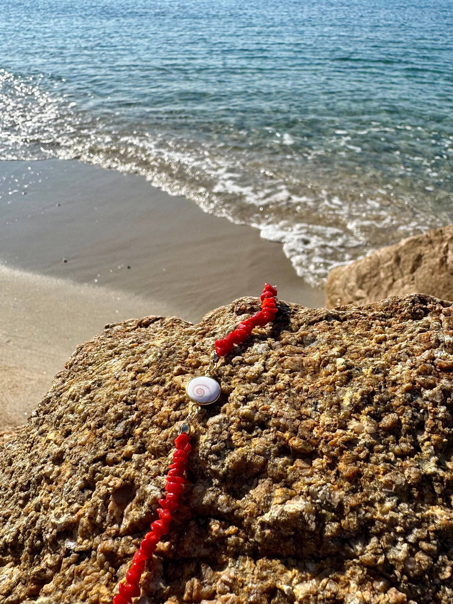 Bracelet « Cala Rossa » en Corail de Bonifacio et œil de St Lucie